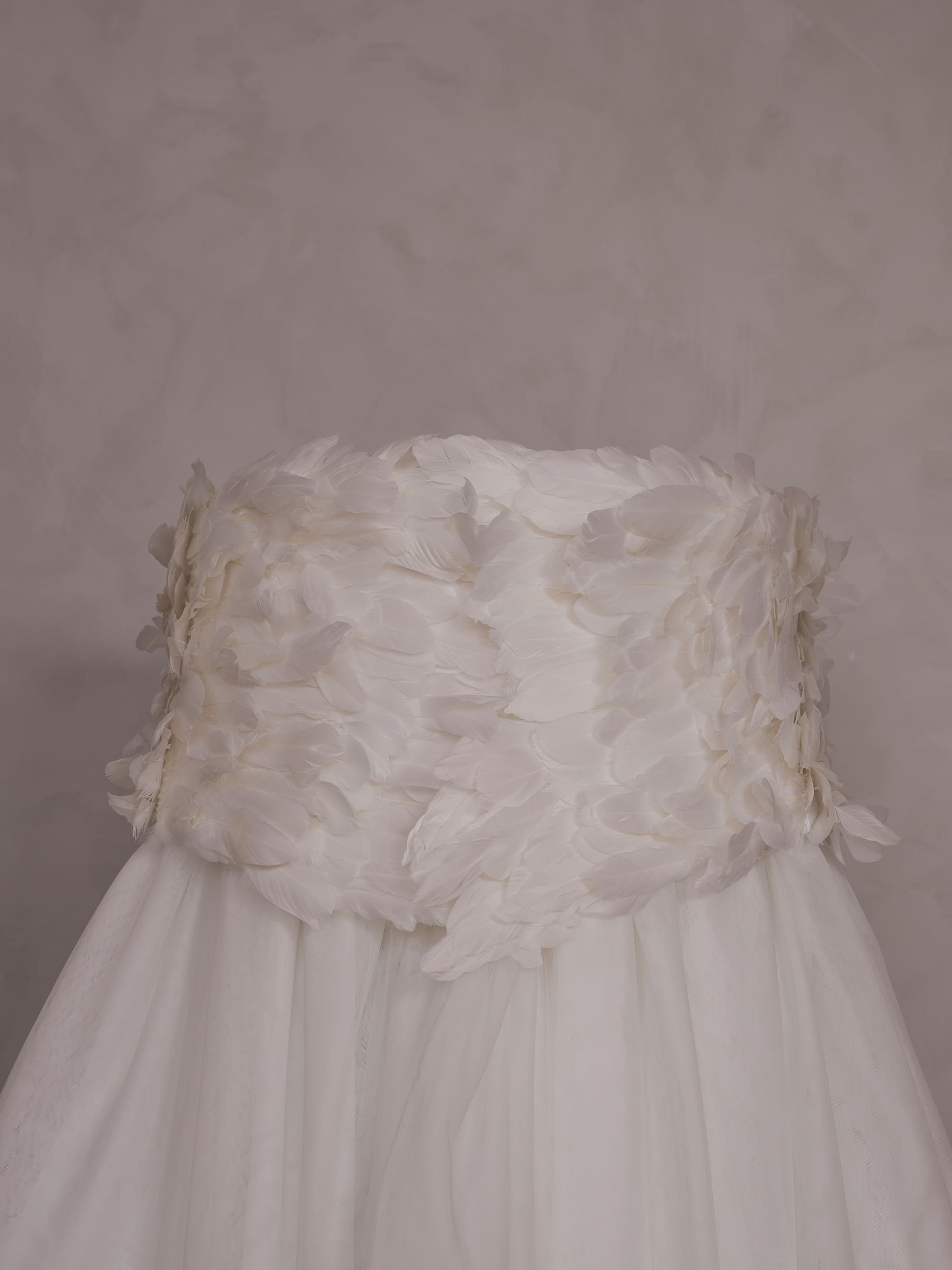tablecloth with feather and tulle details