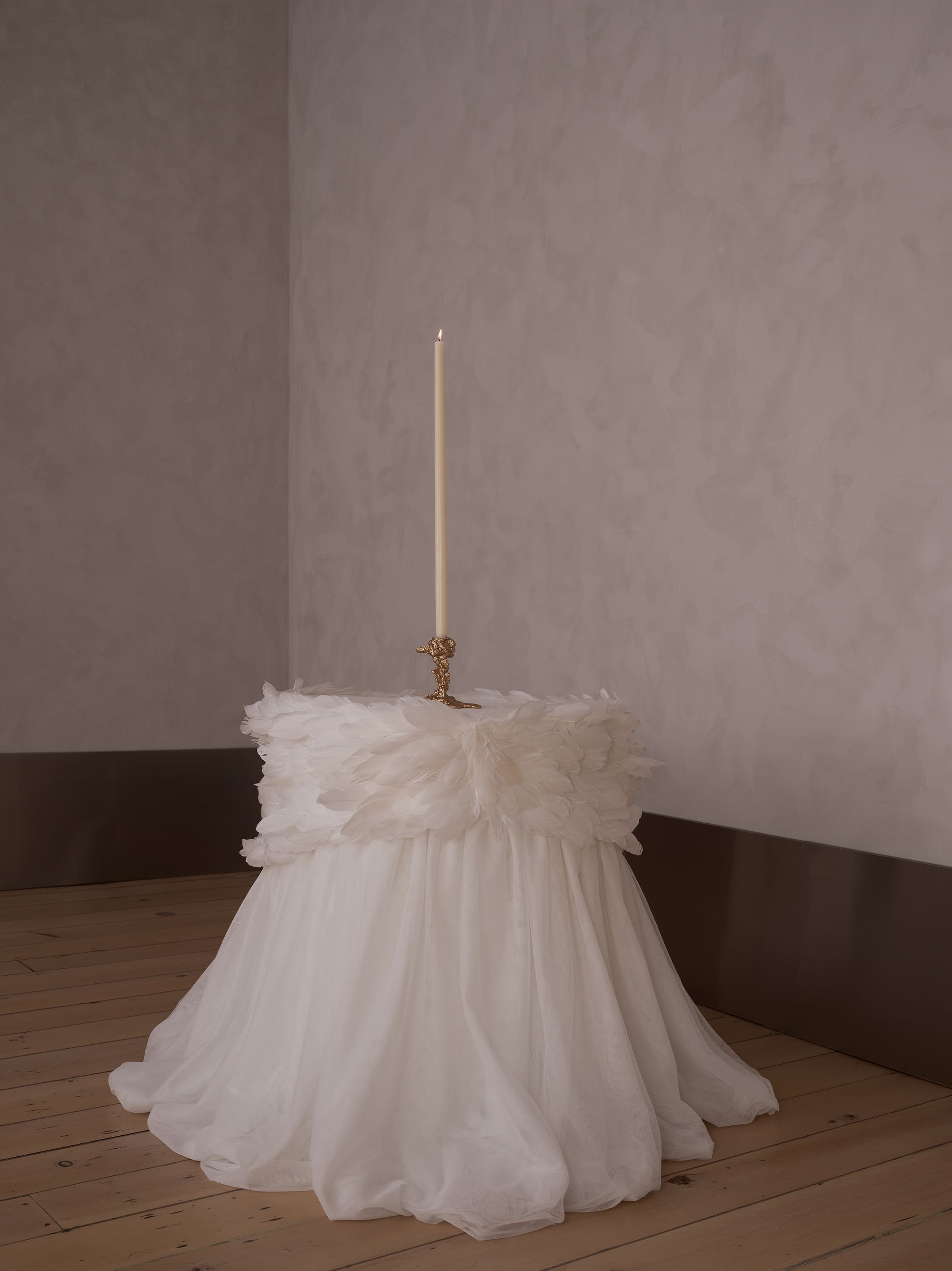 tablecloth with feather and tulle details