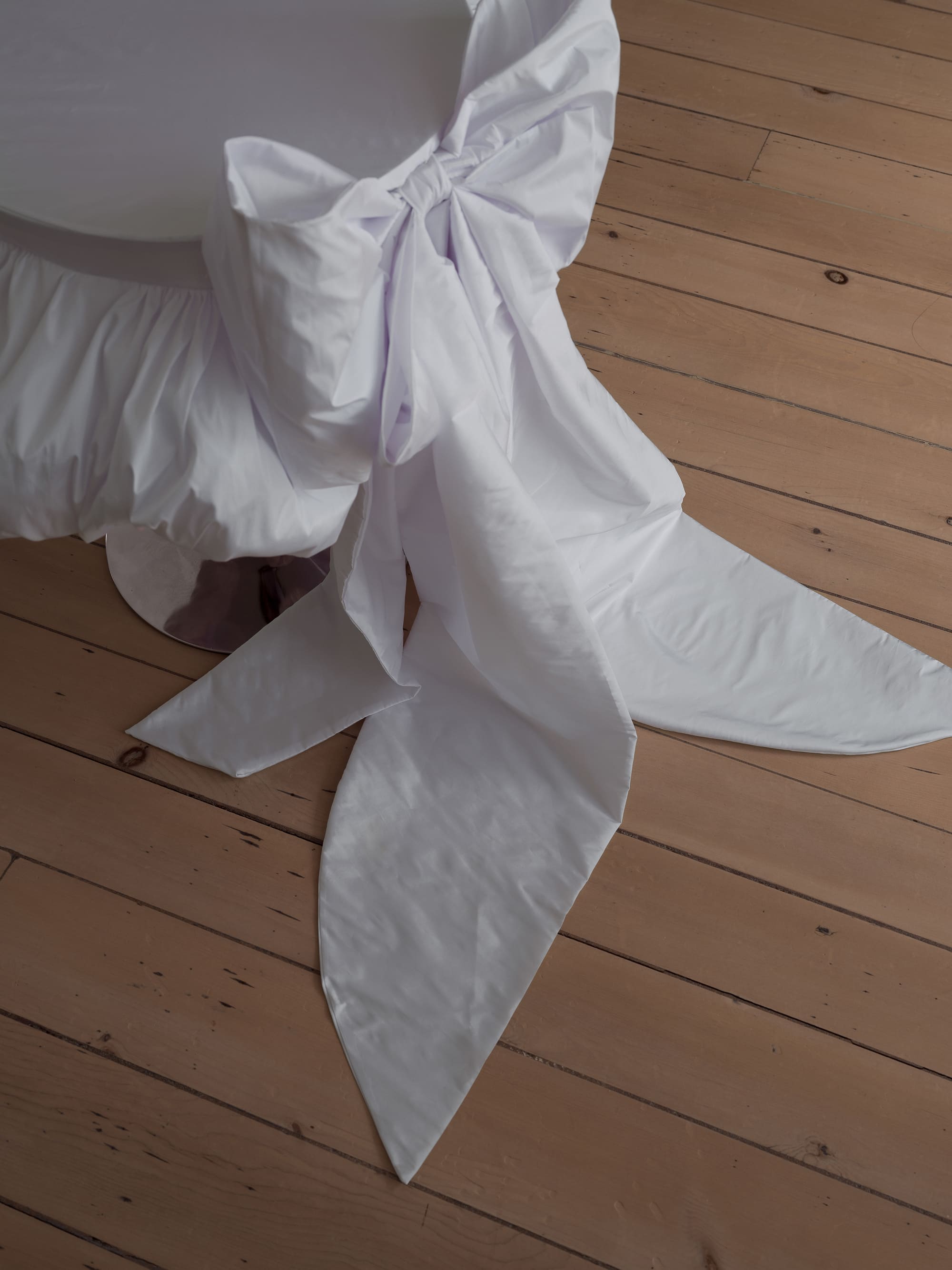 tablecloth with taffeta and a large bow 